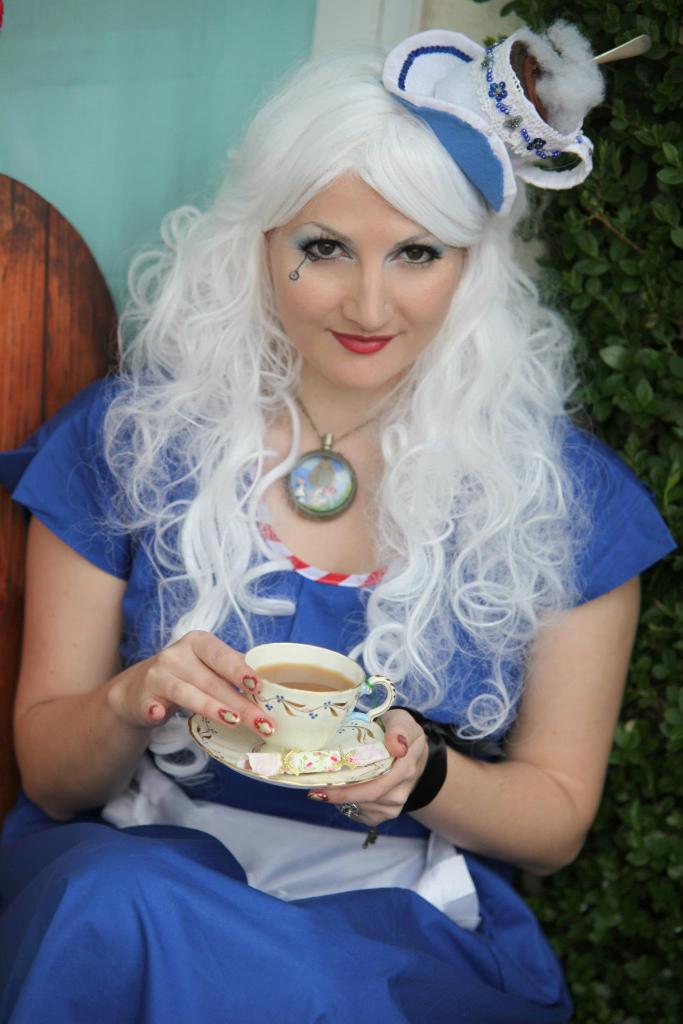 Kitten von Mew as Alice in Wonderland with her felt fascinator